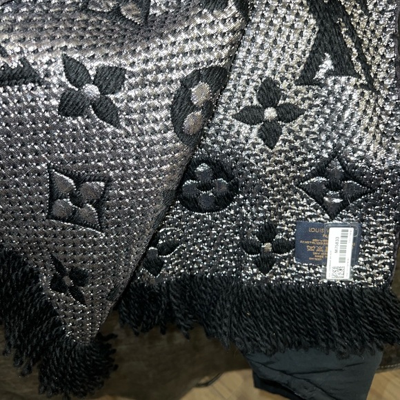 LOUIS VUITTON SCARF - Picture 1 of 16